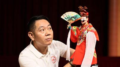 老祖宗的“手办”会演戏在小小布袋木偶身上，能看到“唱、念、做、打”的戏曲功力，又能感受到真人一般的喜、怒、哀、乐。