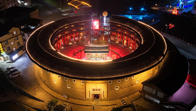 “土楼”变“金楼”一座座中式美学含量满满的圆形建筑在暮色下巍然屹立，那便是世界文化遗产永定土楼群。屹立百年的土楼在灯光的映照下绚丽夺目，宛若“金楼”。