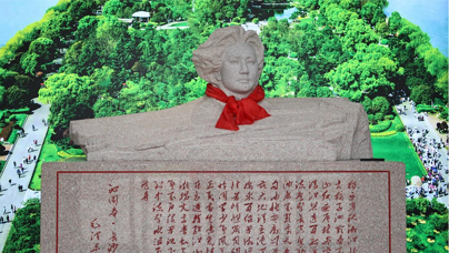 绿水青山里的“永定红”“永定红”是龙岩市永定区特产的一种颜色温暖红润的矿石，因结构致密、质地坚硬、性能稳定，成为优质的建筑石料。