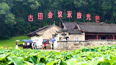“红帽子”变成“金饭碗”龙岩市上杭县古田镇探索“红色旅游+”发展路径，立足“村在景区中，景点在村中”实际，形成“处处是景观、村村是景点”的全域旅游发展格局。